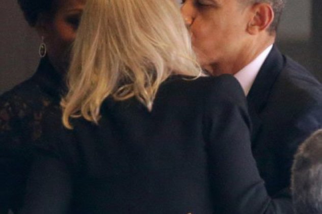 Smile: Και ο Ομπάμα υποκλίνεται στις ξανθιές με οικογενειακό επεισόδιο που κάνει πια τον γύρο του κόσμου - Να οι νέες φωτό με το φιλί στην Δανέζα Πρωθυπουργό και το χειροφίλημα στη Μισέλ! (φωτό)    - Κυρίως Φωτογραφία - Gallery - Video