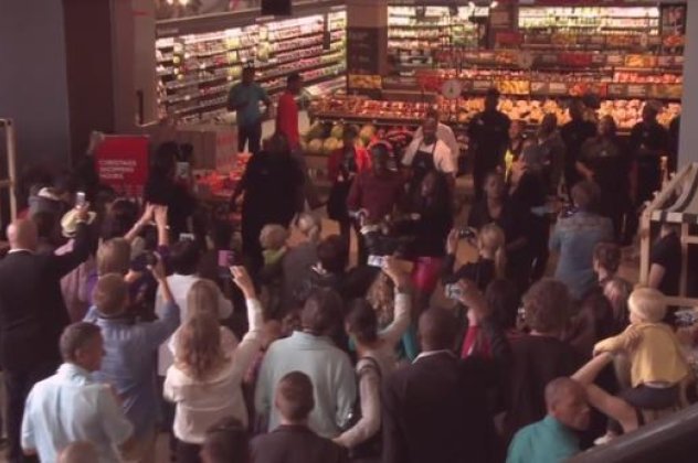 Καταπληκτικό! Μέσα σε ένα σούπερ μάρκετ όλοι οι εργαζόμενοι αρχίζουν ξαφνικά να τραγουδούν υπέροχα αποτίοντας φόρο τιμής στον Μαντέλα! (βίντεο)  - Κυρίως Φωτογραφία - Gallery - Video