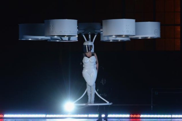 Το πρώτο ιπτάμενο φόρεμα είναι γεγονός και η γυναίκα που το φοράει καμία έκπληξη είναι η Lady Gaga που ξέρει τι θα πει τραβάω την προσοχή! (Φωτό - βίντεο) - Κυρίως Φωτογραφία - Gallery - Video
