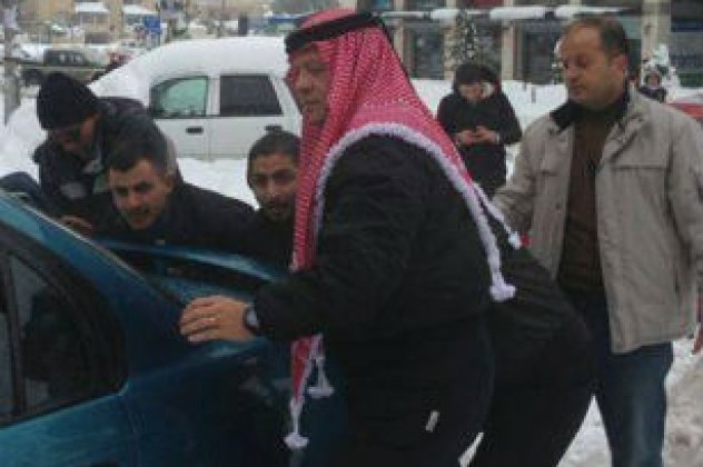 Φοβερό βίντεο: Ο βασιλιάς της Ιορδανίας σπρώχνει το αυτοκίνητο πολίτη για να ξεκολλήσει από τα χιόνια! (βίντεο) - Κυρίως Φωτογραφία - Gallery - Video