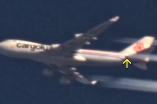 Δείτε πως ένα άγνωστο αντικείμενο περνά δίπλα από αεροπλάνο πάνω από την Ιταλία (βίντεο) - Κυρίως Φωτογραφία - Gallery - Video