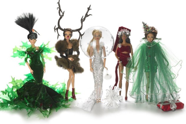 Αυτές οι Χριστουγεννιάτικες Barbie πως σας φαίνονται; Ο Stephen Jones είναι ο δημιουργός αυτών των ''εξωφρενικών''  κούκλων! (φωτό - βίντεο)  - Κυρίως Φωτογραφία - Gallery - Video