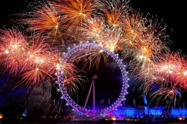 Πρωτοχρονιά στο Λονδίνο - Οι εορτασμοί στην αγγλική πρωτεύουσα κάθε χρόνο γίνονται όλο και πιο φαντασμαγορικοί - Υπερθέαμα των πυροτεχνημάτων βάφει πολύχρωμα τα νερά του Τάμεση! (φωτό) - Κυρίως Φωτογραφία - Gallery - Video