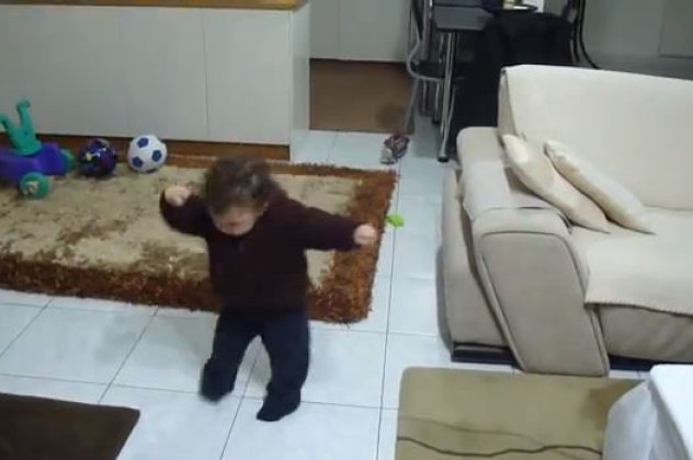 Smile: Φοβερό βίντεο με ένα απίστευτο μωρό να χορεύει... ζεϊμπέκικο και να το διασκεδάζει! (βίντεο) - Κυρίως Φωτογραφία - Gallery - Video