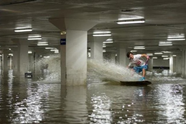 Αν έχεις φαντασία... διάβαινε - Τρεις φίλοι εκμεταλλεύτηκαν ένα πλημμυρισμένο πάρκινγκ για να κάνουν wakeboard! (βίντεο) - Κυρίως Φωτογραφία - Gallery - Video