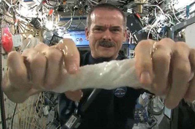 Eκπληκτικό βίντεο - Δείτε τι θα γίνει όταν στύψεις μια βρεγμένη πετσέτα στο διάστημα! (βίντεο) - Κυρίως Φωτογραφία - Gallery - Video