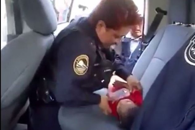 Θα νιώσετε κι εσείς συγκίνηση με το βίντεο αυτό: Μια αστυνομικός έσωσε με το φιλί της ζωής ένα παιδάκι που είχε χάσει τις αισθήσεις του (βίντεο) - Κυρίως Φωτογραφία - Gallery - Video