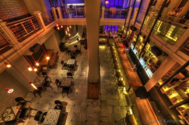 «Μπούφος»: το νέο hot spot της Πλατείας Αγίας Ειρήνης-Το μπαρ που σερβίρει σαλάμι σε όλες του τις... παραλλαγές και εκπλήσσει (φωτό) - Κυρίως Φωτογραφία - Gallery - Video