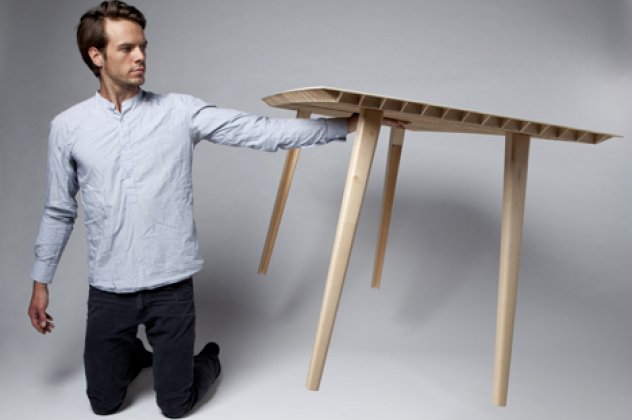 Για δείτε αυτό το ντηζαινάτο τραπέζι που ζυγίζει μόλις 4,5 κιλά και το κρατάει στον αέρα με το ένα χέρι ο δημιουργός του, Ruben Beckers! (φωτό) - Κυρίως Φωτογραφία - Gallery - Video