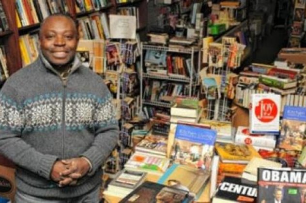 Εύγε! Αυτός είναι ο Νιγηριανός που άνοιξε Ελληνικό βιβλιοπωλείο στη Νέα Υόρκη-Πιο Έλληνας κι από τους Έλληνες! (βίντεο) - Κυρίως Φωτογραφία - Gallery - Video