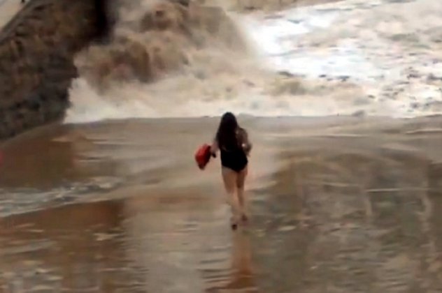Γιατί δεν είναι καλό να παίζεις με τη μάνα φύση - Νεαρή κοπέλα ''ειρωνεύτηκε'' τη θάλασσα και παραλίγο να το πληρώσει! (βίντεο) - Κυρίως Φωτογραφία - Gallery - Video
