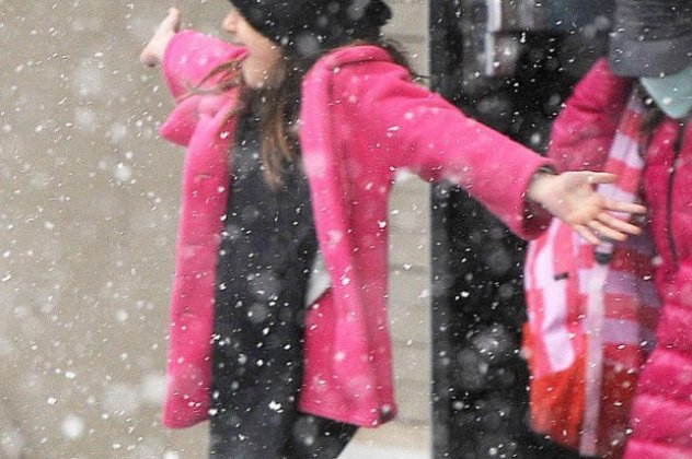Κουκλίτσα και ξένοιαστη η Suri κόρη του Tom Cruz παίζει με το χιόνι μικρή υπέρκομψη στη Νέα Υόρκη που παρακρύωσε! (φωτό)  - Κυρίως Φωτογραφία - Gallery - Video