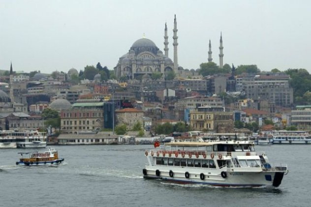 Ταξιδέψτε στην Κωνσταντινούπολη, αφήστε τη σαγήνη του Βοσπόρου να σας παρασύρει μαζί με τα σιροπιαστά, χαθείτε στα βουναλάκια του σαφράν και της κανέλας, παγιδευτείτε στα μπακίρια των Σουλτάνων  - Κυρίως Φωτογραφία - Gallery - Video