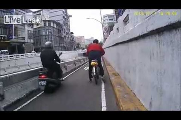 Χαχαχα - Εμ αν δεν το μπορείς τι το πίνεις; Δείτε ένα περιστατικό που συνέβη στην Ταϊβάν με έναν μεθυσμένο ποδηλάτη! (βίντεο) - Κυρίως Φωτογραφία - Gallery - Video
