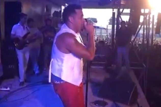 Το βίντεο της ημέρας που κάνει τον γύρο του κόσμου - Τραγουδιστής έπαθε ηλεκτροπληξία στη σκηνή ενώ τραγουδούσε! (βίντεο) - Κυρίως Φωτογραφία - Gallery - Video