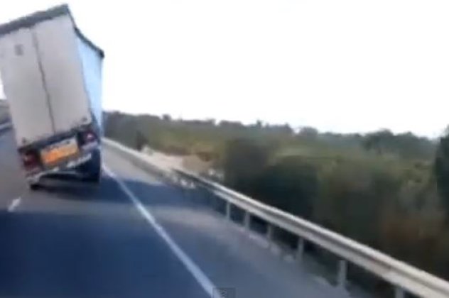 Φοβερό βίντεο! Δείτε πως «χορεύει» ένα φορτηγό στην Εθνική οδό από τους ισχυρούς ανέμους! (βίντεο) - Κυρίως Φωτογραφία - Gallery - Video