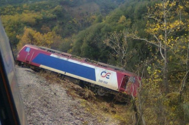 Το Intercity τράκαρε με...αγελάδα και εκτροχιάστηκε-Ευτυχώς δεν τραυματίστηκε κανείς από τους επιβάτες (φωτογραφίες) - Κυρίως Φωτογραφία - Gallery - Video