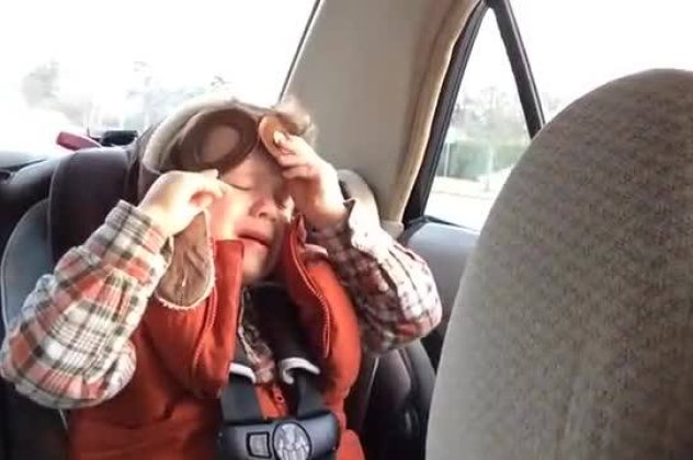 Αχ μωρέ το γλυκούλι αγοράκι μόλις 4ων, κλαίει ακούγοντας το τραγούδι της Αguilera μέσα στο αυτοκίνητο του μπαμπά του! Μα δείτε τον! (βίντεο)  - Κυρίως Φωτογραφία - Gallery - Video