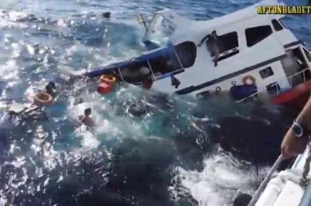 Πλοιάριο γεμάτο τουρίστες βυθίζεται μπροστά στην κάμερα - Σκηνές πανικού με 13 ανθρώπους να προσπαθούν να το εγκαταλείψουν καθώς χάνεται στο νερό! (βίντεο) - Κυρίως Φωτογραφία - Gallery - Video