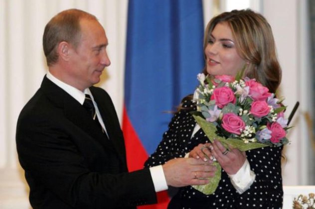 Η καλλονή Καμπάγιεβα δείχνει τη βέρα στο δεξί για να μας πει: ''Ναι παντρεύτηκα τον Πούτιν''! (Φωτό) - Κυρίως Φωτογραφία - Gallery - Video