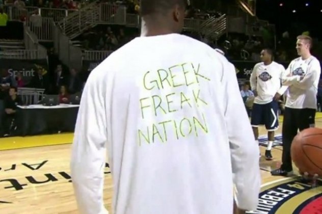  Το «Greek Freak Nation» στη μπλούζα του Θανάση Αντετοκούνμπο που μεταφράστηκε λανθασμένα προκάλεσε ρατσιστικά σχόλια και παρεξηγήσεις (βίντεο) - Κυρίως Φωτογραφία - Gallery - Video