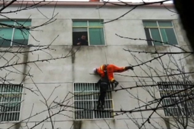 Κίνα: Πυροσβέστης σώζει τελευταία στιγμή στον αέρα επίδοξη αυτόχειρα - Βίντεο που κόβει την ανάσα! (βίντεο) - Κυρίως Φωτογραφία - Gallery - Video