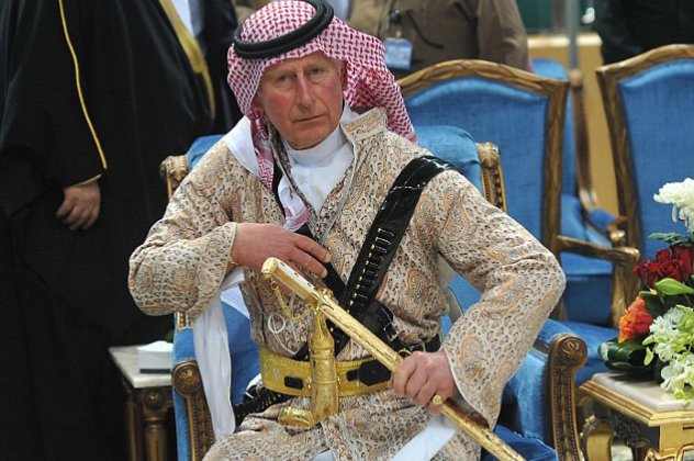 Ο πρίγκιπας Κάρολος ως άλλος Λώρενς της Αραβίας, χόρεψε τον χορό των σπαθιών στη Σαουδική Αραβία (φωτό & βίντεο) - Κυρίως Φωτογραφία - Gallery - Video