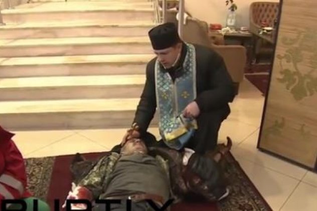 Παπάς ευλογεί τραυματίες και νεκρούς σε κεντρικό ξενοδοχείο του Κιέβου - Βίντεο από την Ουκρανία που κάνει τον γύρο του κόσμου! (βίντεο) - Κυρίως Φωτογραφία - Gallery - Video