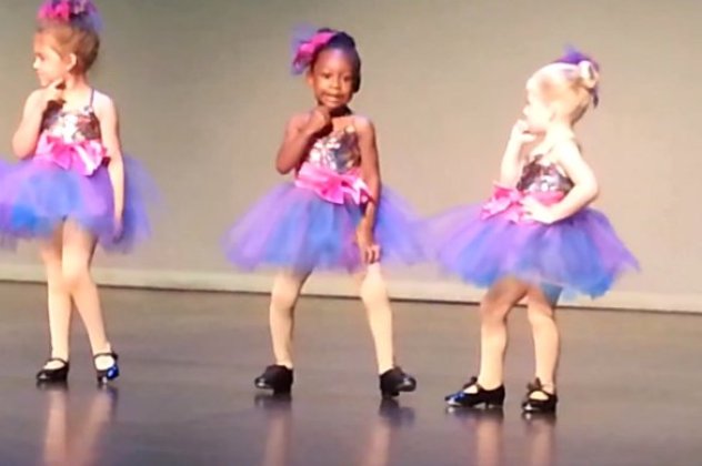 Αξιολάτρευτο βίντεο - Ένα μικρό κορίτσι κάνει τη δική της χορογραφία στο «Broadway Baby» από το μιούζικαλ «Follies»! (βίντεο) - Κυρίως Φωτογραφία - Gallery - Video