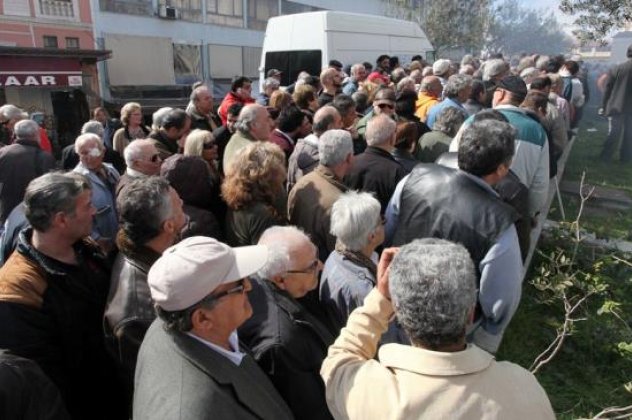 Η Τσικνοπέμπτη στη Βαρβάκειο με δωρεάν κρέας και κρασί μετατράπηκε σε συσσίτιο: Εκατοντάδες πολίτες στην ουρά για ένα κομμάτι κρέας (φωτό & βίντεο) - Κυρίως Φωτογραφία - Gallery - Video