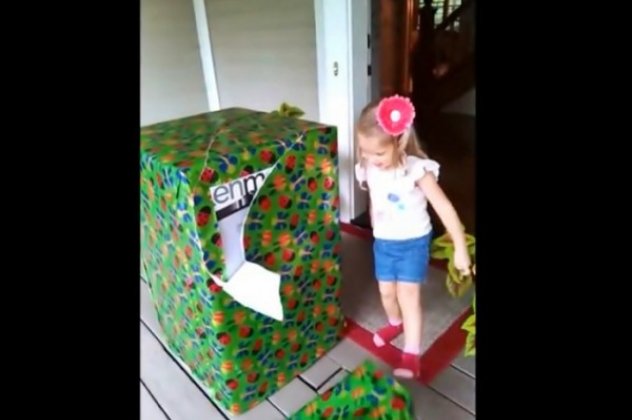 Συγκινητικό βίντεο - Μία αναπάντεχη έκπληξη περίμενε τη χαριτωμένη Bridget όταν άνοιξε το δώρο των γενεθλίων της και αντίκρισε...! (βίντεο) - Κυρίως Φωτογραφία - Gallery - Video