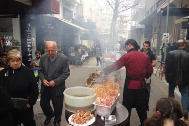 Καλαμάτα: Χοροί, τραγούδια, πλούσιοι μεζέδες και άφθονο κέφι στους δρόμους της πόλης την Τσικνοπέμπτη! (δείτε βίντεο - φωτό) - Κυρίως Φωτογραφία - Gallery - Video