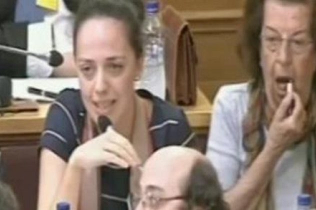 Smile: To γύρο του διαδικτύου κάνει ένα βίντεο από την ελληνική Βουλή - Κάμερα «συνέλαβε» μια κυρία να βάζει κραγιόν κατά τη διάρκεια συνεδρίασης επιτροπής! (βίντεο)  - Κυρίως Φωτογραφία - Gallery - Video