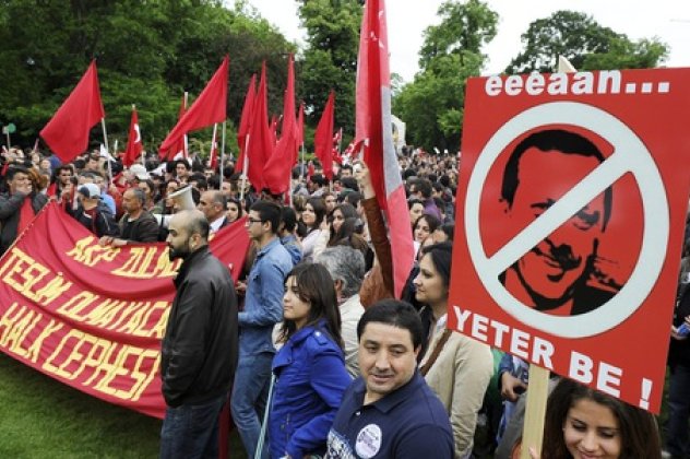 ''Ταγίπ παραιτήσου είσαι κλέφτης'' - Το σύνθημα των διαδηλωτών στην Τουρκία- 20 λεπτά είναι αρκετά για να διαπιστωθεί αν είναι μοντάζ η συνομιλία με τον γιό του!  - Κυρίως Φωτογραφία - Gallery - Video