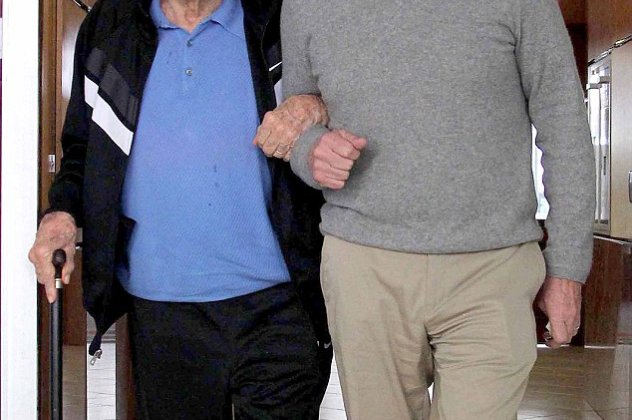 Αυτό είναι Χόλυγουντ: Άψογοι ο μπαμπάς Κερκ στα 97 και ο γιος Μάικλ Ντάγκλας στα 69 απόλαυσαν το γεύμα για δύο στο Μπέβερλυ Χιλς - Και η Κάθριν Ζέτα Τζόουνς σπίτι περίμενε (φωτό) - Κυρίως Φωτογραφία - Gallery - Video