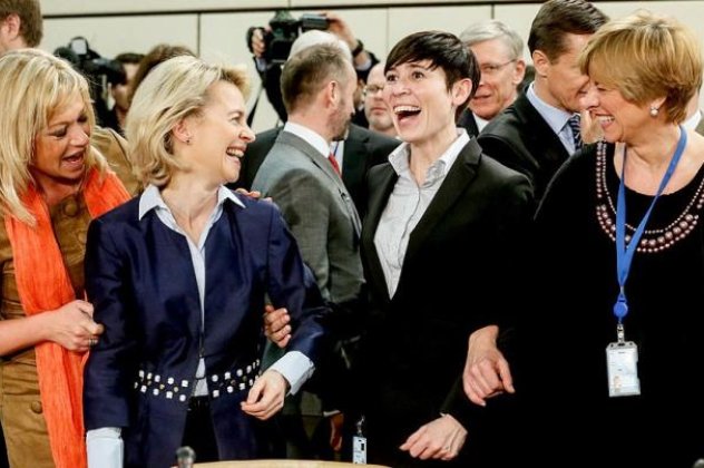 4 top women μαζί! Οι  4 Υπουργοί Άμυνας της Ολλανδίας, της Γερμανίας, της Νορβηγίας & της Ιταλίας στο πιο πλατύ χαμογελο της ημέρας ! Ουφ τύφλα να έχει ο Αβραμόπουλος! (φωτό) - Κυρίως Φωτογραφία - Gallery - Video