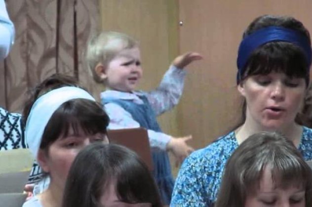 Smile ατέλειωτο με αυτό το κουκλάκι κοριτσάκι που διευθύνει με πάθος μια χορωδία! (βίντεο)  - Κυρίως Φωτογραφία - Gallery - Video