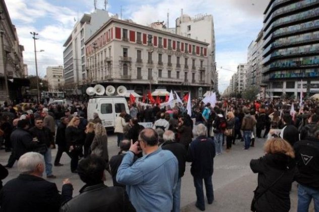 Ένταση στο κέντρο της Αθήνας - Τμήμα του ΠΑΜΕ ''έσπασε'' τον αστυνομικό κλοιό - Χτυπήθηκε Ευρωβουλευτής του ΚΚΕ - Έγινε περιορισμένη χρήση χημικών! (φωτό - βίντεο) - Κυρίως Φωτογραφία - Gallery - Video