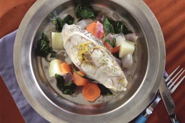 Φτιάξτε ψάρι στον ατμό ευκαλύπτου για να μοσχοβολάει και σχοινόπρασο για σπιρτάδα με συνταγή του σεφ Γιάννη Μπαξεβάνη - Κυρίως Φωτογραφία - Gallery - Video