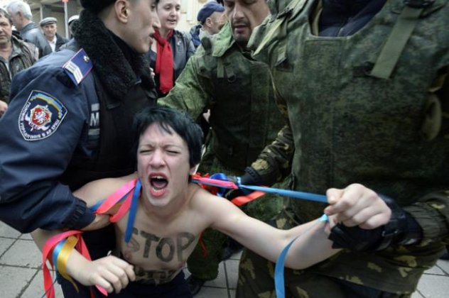 Τα πέταξαν όλα πάλι οι Femen στην Κριμαία φωνάζοντας «Stop Putin War» αλλά προπηλακίστηκαν από τους κατοίκους! (φωτό) - Κυρίως Φωτογραφία - Gallery - Video