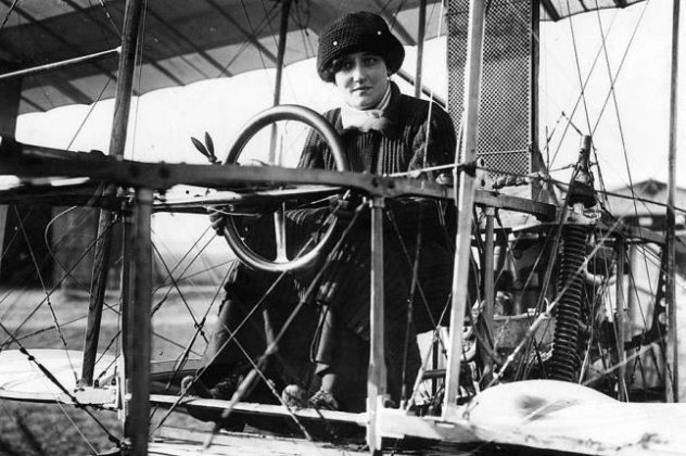 Story of the day: Η συγκλονιστική ιστορία της πρώτης γυναίκας πιλότου - Η 24χρονη Γαλλίδα Βαρώνη, Ρεϊμόντ Ντε Λαρός, πέταξε ψηλά μόλις για 9 χρόνια προτού συντριβεί με το αεροσκάφος της  - Κυρίως Φωτογραφία - Gallery - Video