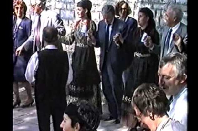 1988 σούπερ βίντεο ρετρό με Μπαρόζο νιάτο να χορεύει τσάμικο στα Γιάννενα πλάι σε Ζακ Ντελόρ, Τζούλιο Αντρεότι, Κάρολο Παπούλια οικοδεσπότη - Όλοι με τις γυναίκες τους όλοι τσάμικο!(βίντεο)  - Κυρίως Φωτογραφία - Gallery - Video