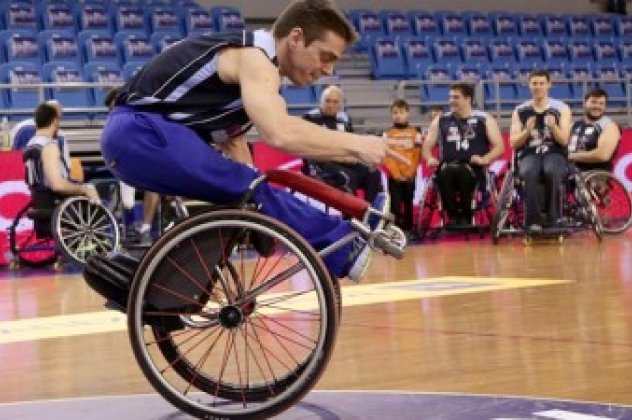 Συγκινητικό βίντεο - Τον γύρο του κόσμου κάνει το βίντεο με τον αθλητή Δημήτρη Βάσση να χορεύει την ''Ευδοκία'' πάνω στο αναπηρικό καροτσάκι!  - Κυρίως Φωτογραφία - Gallery - Video