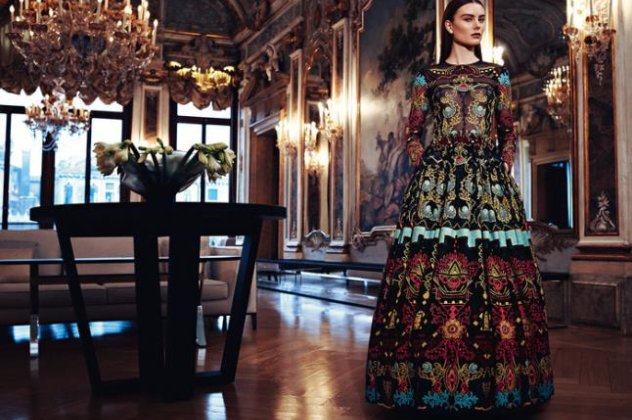 Ντυθείτε σαν κοντέσα του παραμυθιού σε Βενετσιάνικο παλάτι με περίτεχνα ρούχα  Prada, Fendi, Dolce & Gabanna, Cavalli και ύφος μοιραίο (φωτό)  - Κυρίως Φωτογραφία - Gallery - Video