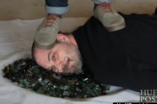 Αυτός είναι ο νέος Superman: Τζιμ Στυλιανός ο Έλληνας άτρωτος στον πόνο, καταπίνει ξίφη, του πατάνε το κεφάλι σε σπασμένα τζάμια & δεν νοιώθει τίποτε: Πρωταγωνιστής στην Huffington Post! (video)  - Κυρίως Φωτογραφία - Gallery - Video