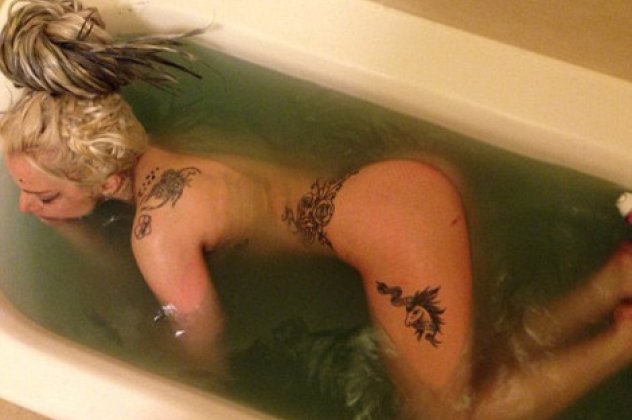 Η Lady Gaga γυμνή στη μπανιέρα της - Πόζαρε ακόμα μια φορά χωρίς τα ρούχα της στο φακό! (φωτό) - Κυρίως Φωτογραφία - Gallery - Video