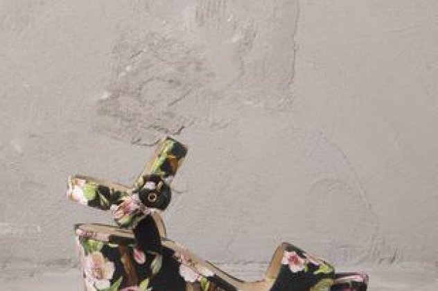 Oι Φλοράρ πλατφόρμες, μπαλαρίνες και γόβες που δημιούργησαν οι Dolce & Gabbana για να μας ξετρελάνουν: Παπούτσια με πολύχρωμα λουλούδια παντού! (φωτό) - Κυρίως Φωτογραφία - Gallery - Video