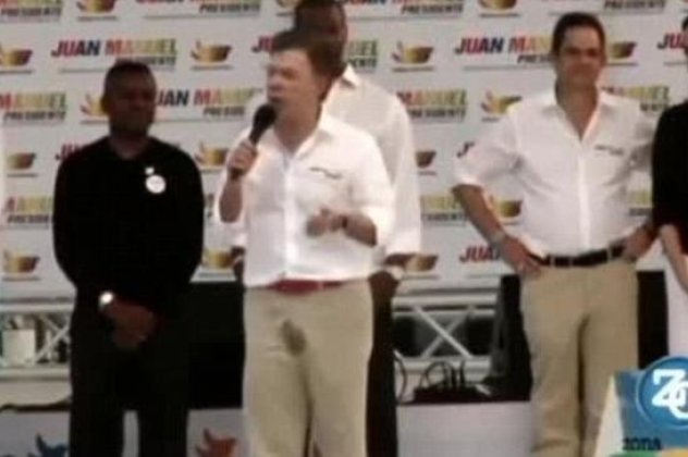 Μία απίστευτα ντροπιαστική στιγμή έζησε ο πρόεδρος της Κολομβίας - ''βράχηκε'' πάνω του ενώ μιλούσε δημόσια! (βίντεο) - Κυρίως Φωτογραφία - Gallery - Video