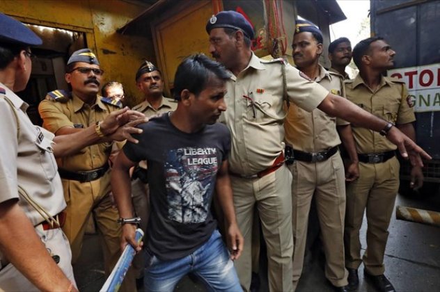 Ινδία: Ισόβια σε 4 άνδρες για τον ομαδικό βιασμό 18χρονης-Τρεις από αυτούς είχαν καταδικαστεί και για το βιασμό 22χρονης φωτορεπόρτερ - Κυρίως Φωτογραφία - Gallery - Video