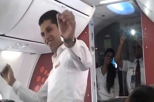 Αεροσυνοδοί χορεύουν για να ψυχαγωγήσουν τους επιβάτες εν ώρα πτήσης και οι πιλότοι τους βιντεοσκοπούσαν-Κινδυνεύουν τώρα με απόλυση! (βίντεο) - Κυρίως Φωτογραφία - Gallery - Video